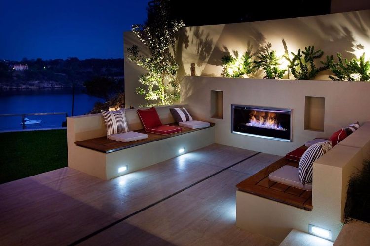 moderner-terrassenkamin-wohlfühlen-inspirationsideen-designer-feuerstelle-beleuchtung-indirekt