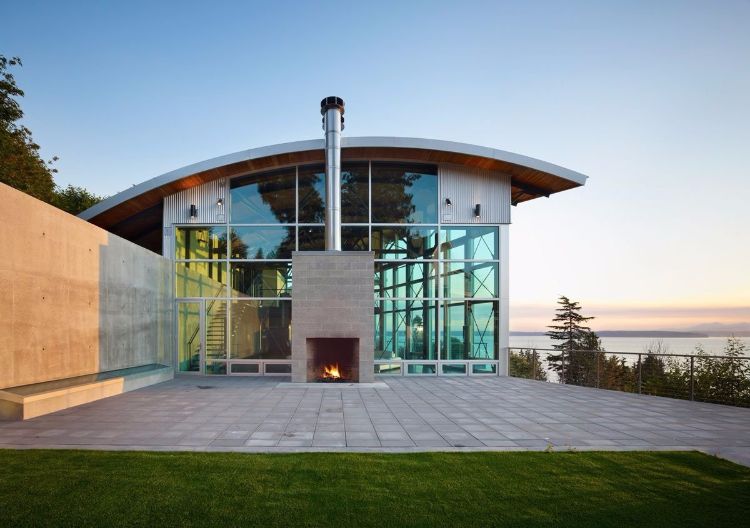 moderner-terrassenkamin-wohlfühlen-inspirationsideen-designer-feuerstelle-glashaus