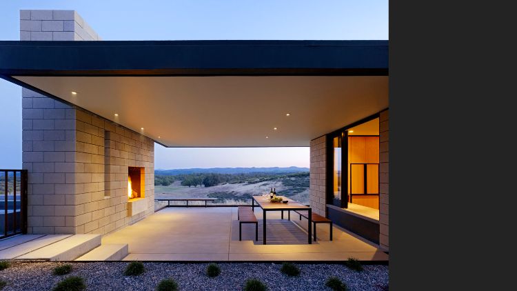 moderner-terrassenkamin-wohlfühlen-inspirationsideen-designer-feuerstelle-patio