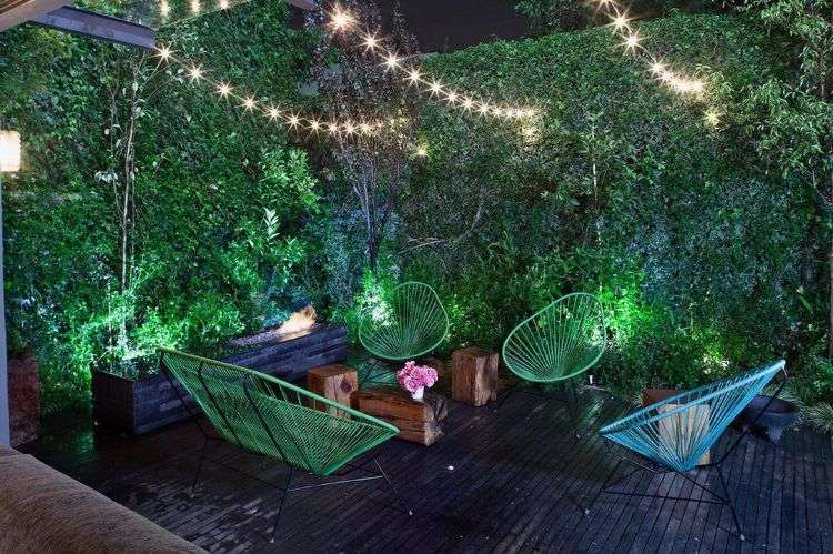 moderner-terrassenkamin-wohlfühlen-inspirationsideen-designer-grün-innenhof-lichter