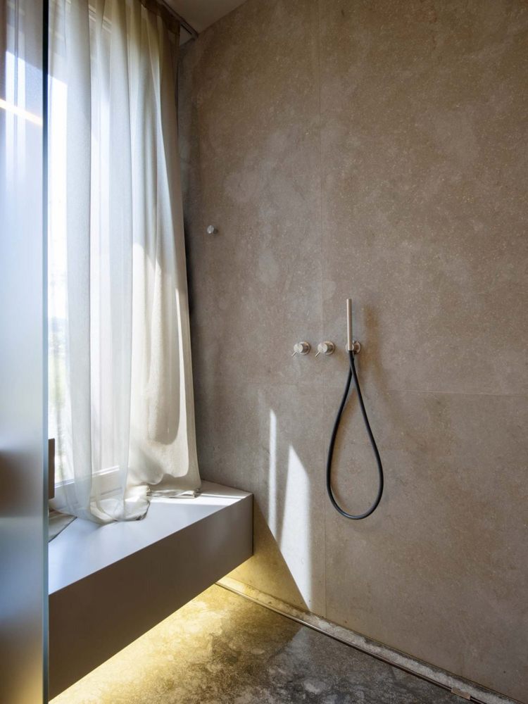 naturstein-innen-badezimmer-dusche-minimalistisch
