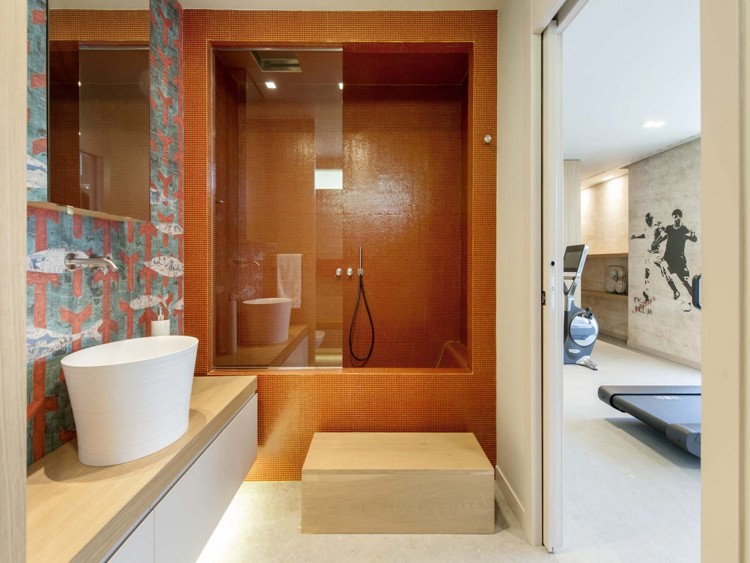 naturstein-innen-badezimmer-mosaikfliesen-wanne-dusche