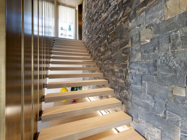 naturstein-innen-treppe-stufen-holz