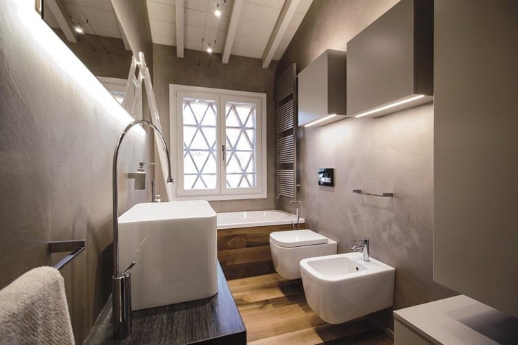 nussbaum-parkett-weiße-holzbalkendecke-badezimmer-modernes-design