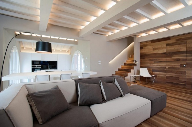 nussbaum-parkett-weiße-holzbalkendecke-indirekte-beleuchtung-wohnzimmer-sofa