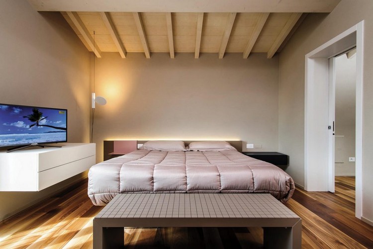 nussbaum-parkett-weiße-holzbalkendecke-schlafzimmer-sideboard-weiß