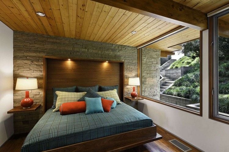 schlafzimmer-design-holz-decke-kopfteil-bett-steinwand