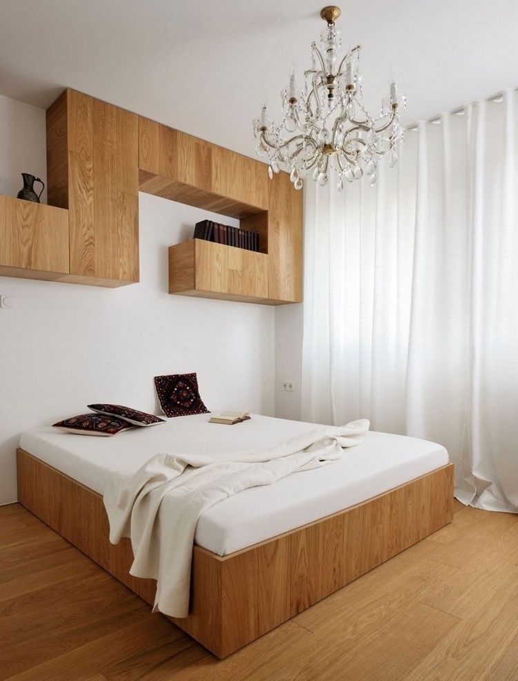 schlafzimmer-design-holz-originelles-wandregal-kronleuchter