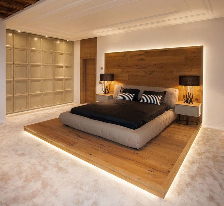Schlafzimmer Design mit Holz podest-bett-kopfteil-led-effektbeleuchtung