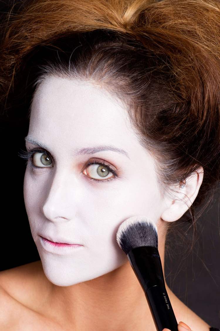 Schminktipps für Halloween -make-up-gesicht-weiss-puder-auftragen