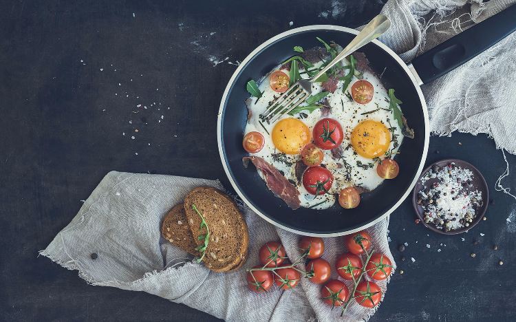 sixpack-ernährungsplan-frühstück-eier-tomaten-gesund