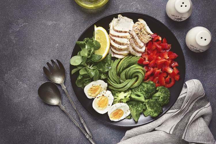 sixpack-ernährungsplan-rezepte-abendessen-mittagessen-salat-eier