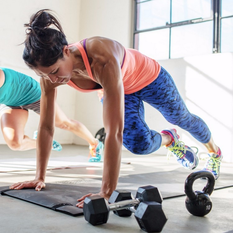 sixpack-training-frau-übung-bauchmuskeln-ganzkörpertraining