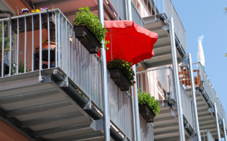 sonnenschirm-rot-balkon-blumenkasten-stahl-geländer