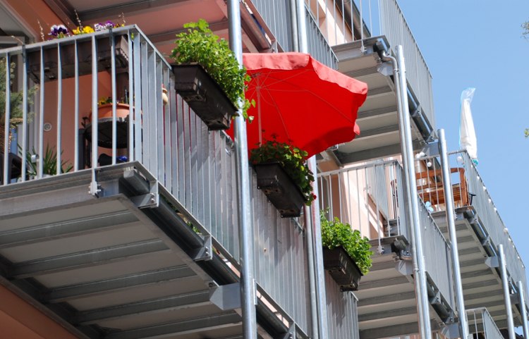 Sonnenschutz sonnenschirm-rot-balkon-blumenkasten-stahl-geländer