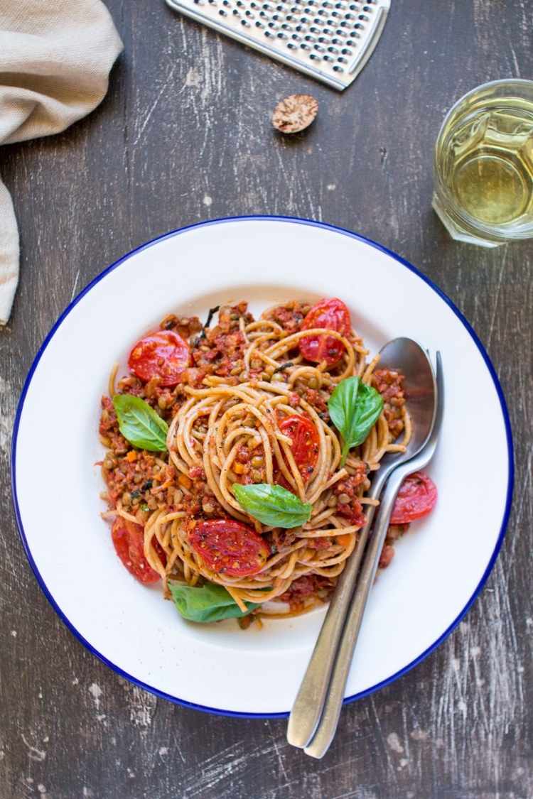 vegane-gerichte-schnelle-pasta-bolognese-tomaten-linsen