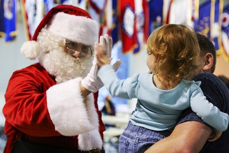 weihnachten-kinder-packen-geschenke-aus-weihnachtsmann