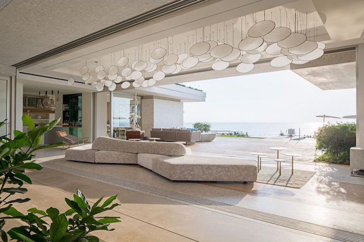 weisser-marmor-naturholz-mediterran-terrasse-wohnlandschaft-lounge