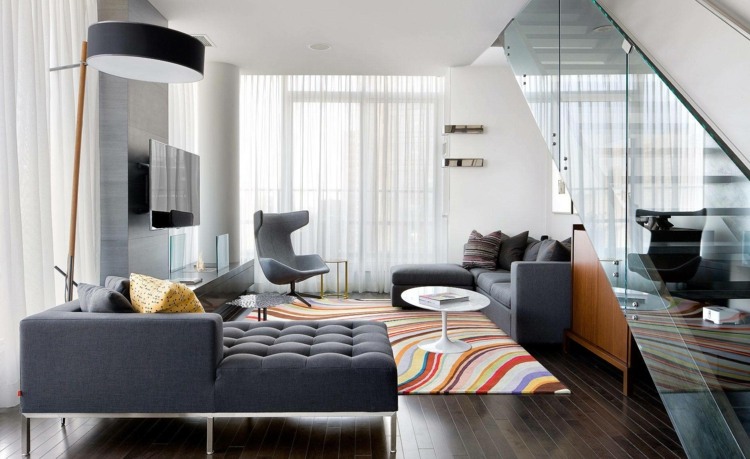 wohnzimmer einrichten modern-dunkelgrau-couch-bunter-teppich-akzentfarben-wohnzimmereinrichtung