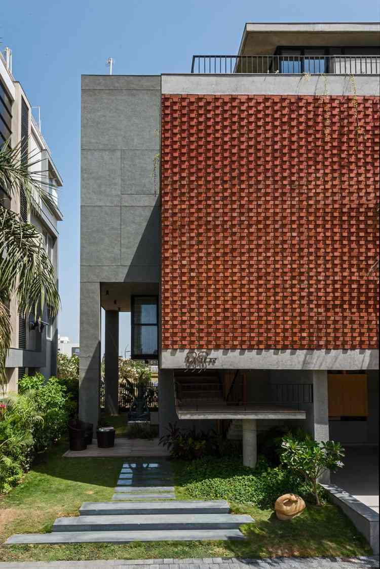 ziegelfassade-wärmeschutz-westfassade-muster-ziegelstein-beton