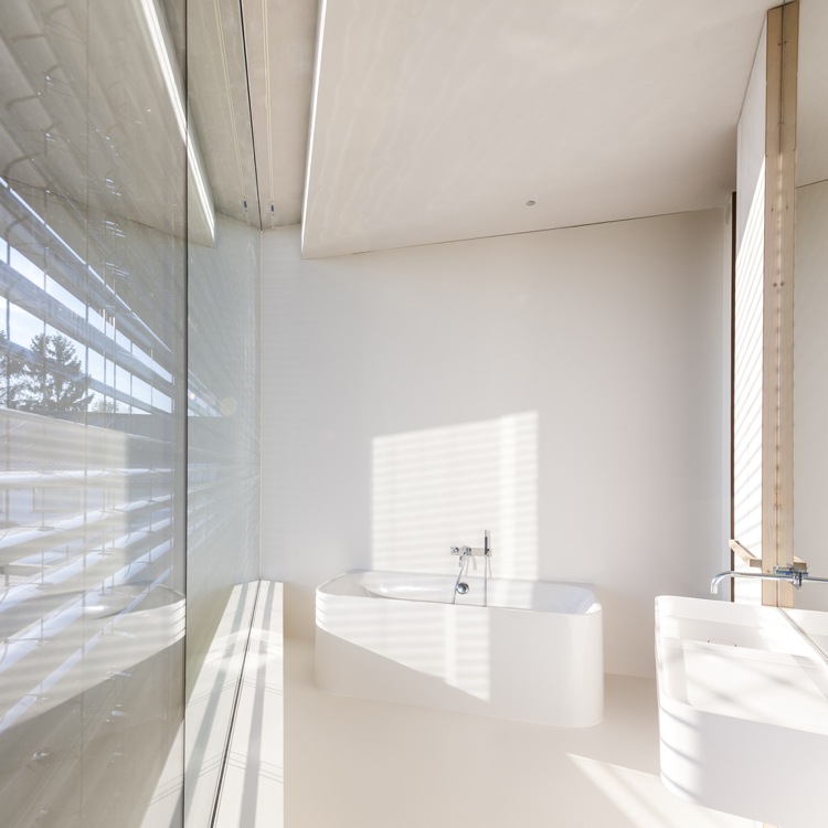 Badezimmer Badewanne ganz Weiß Panoramafenster Jalousien