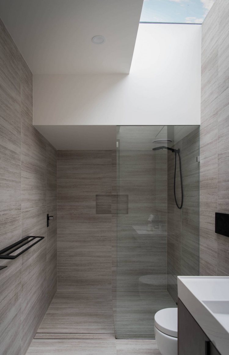 Badezimmer Oberlicht begehrbare Dusche Glaswand Fliesen Steinoptik grau