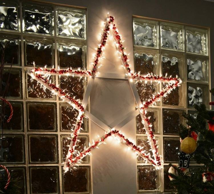 Beleuchteter Stern als Weihnachtsdeko aus Holzleisten und Lichterkette