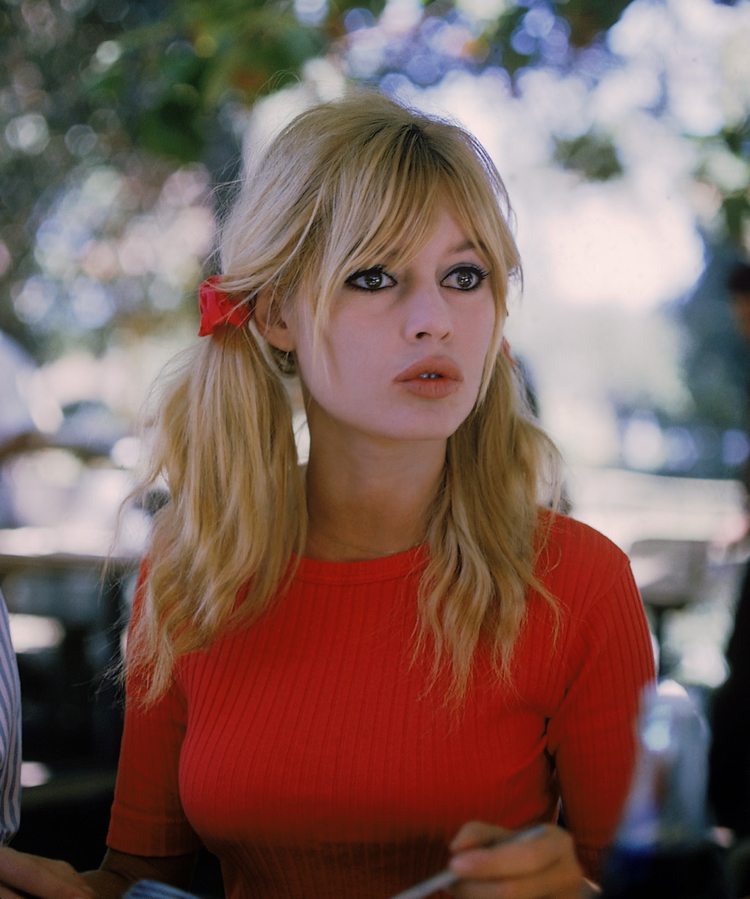 Brigitte Bardot Frisur zwei Pferdeschwänze langer Pony