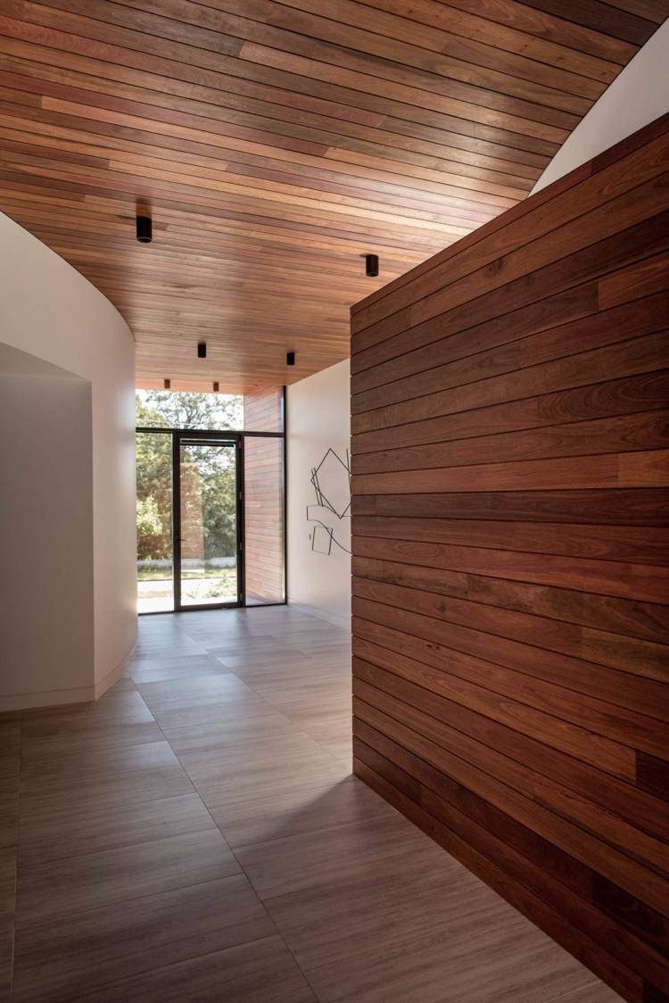 Eingangsbereich Bodenfliesen Holz Decke Wand