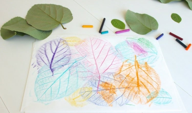 Herbst Collage Kindern basteln abdrücke farben wachsstifte inspiration