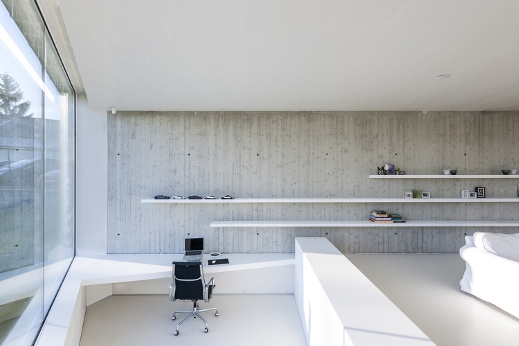 Home Office Schreibtischplatte Sichtbetonwand weiße Wandregale