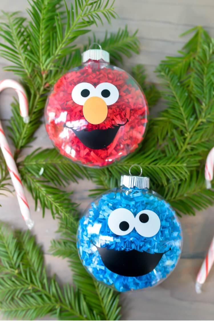 Januar basteln mit Kindern Weihnachtskugeln mit Sesamstraße Gesichter verzieren