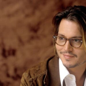 Johnny Depp Frisur mittellang blonde Spitzen