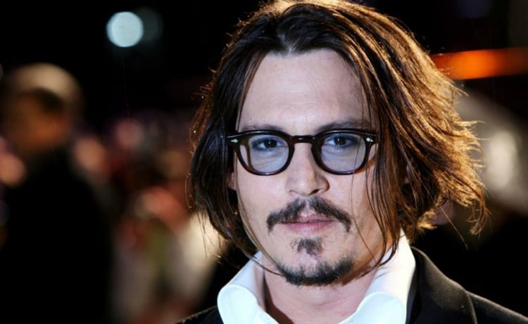 Johnny Depp Frisur mittellang dünne haare offen Musketierbart