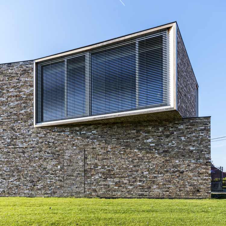 Naturstein Klinkerfassade braun modern Haustür Jalousien Fenster