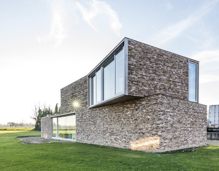 Naturstein Klinkerfassade modern große Fenster Schiebetüren
