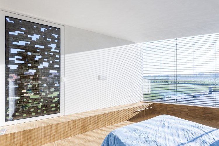 Schlafzimmer Holz Panoramafenster Klinkerfassade dekoratives Akzent