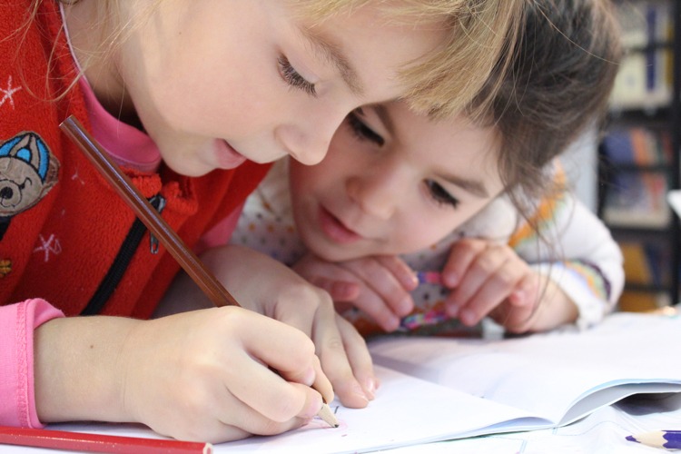 Schulkinder Mädchen Schulanfang Schreiben Bleistift Klassenkammeraden