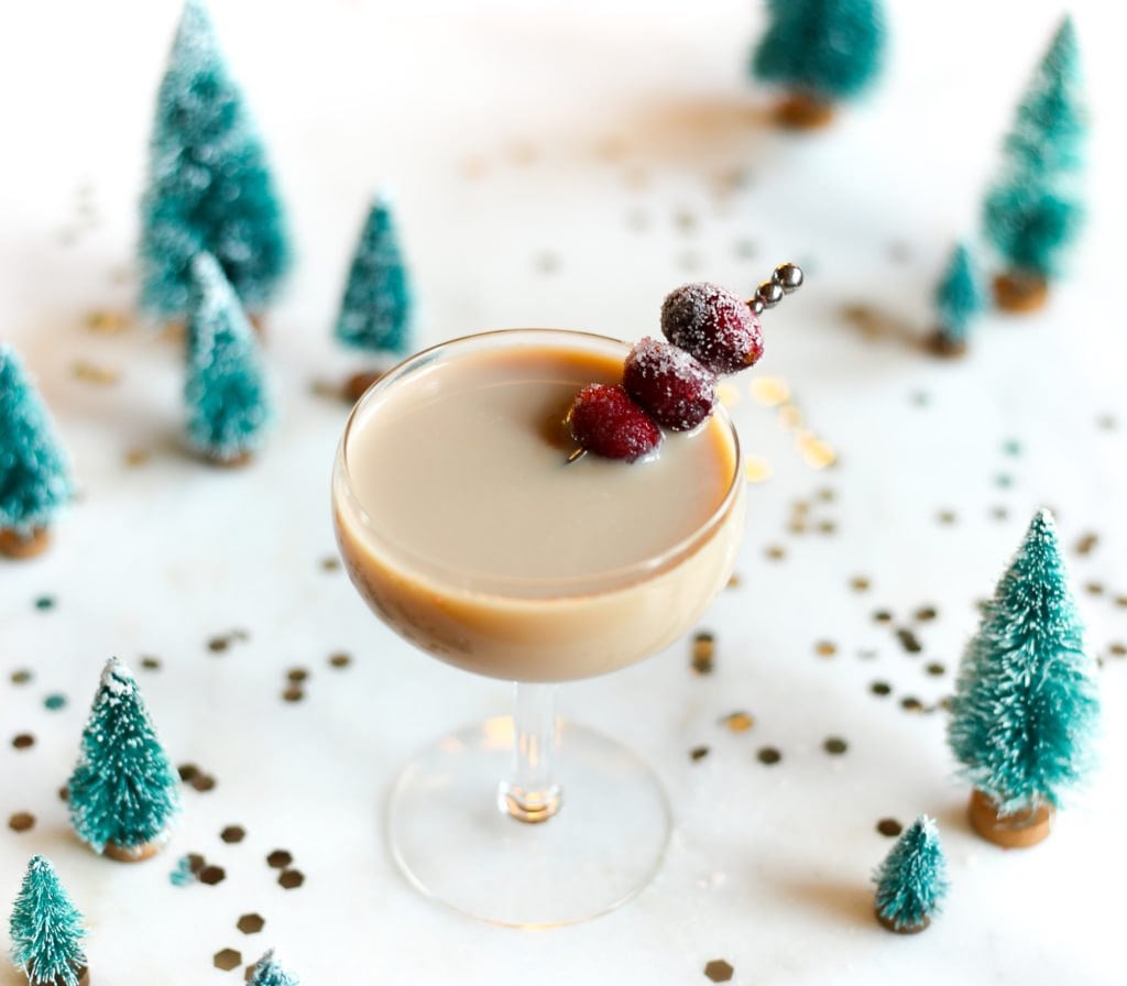 Weihnachtlicher Cocktail mit Baileys zubereiten leckeres festliches Rezept für Party Drink