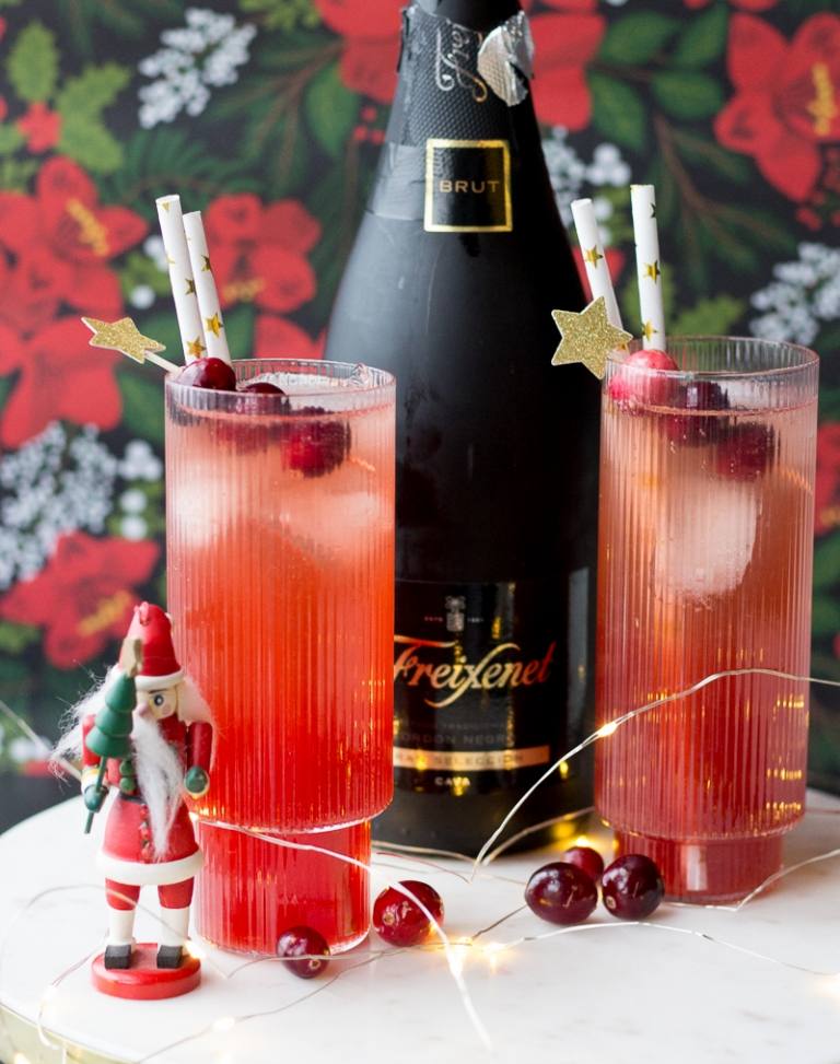 Weihnachtlicher Cocktail mit Campari Wodka und Orangensaft zubereiten