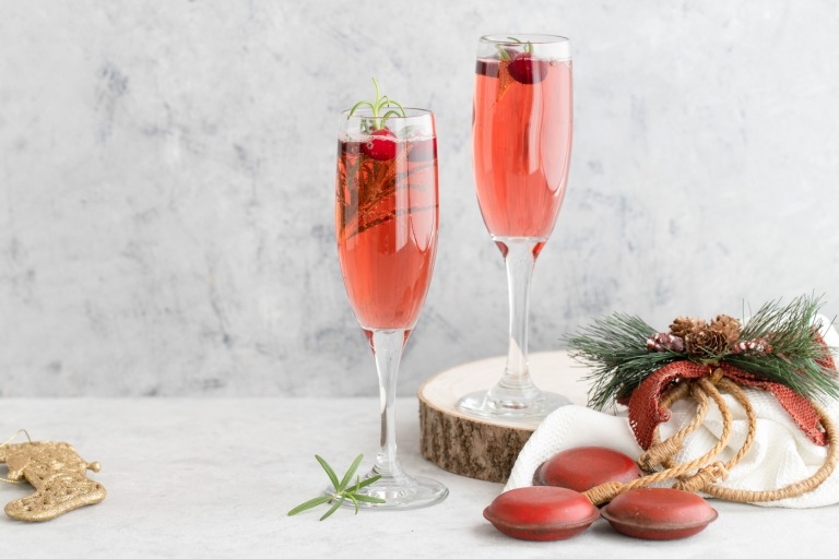 Weihnachtlicher Cocktail mit Sekt zubereiten Rezept für festliche alkoholhaltige Getränke