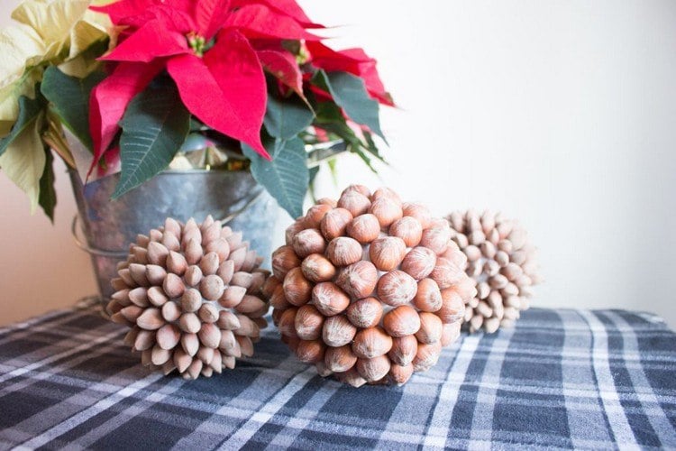bastelideen weihnachten deko bälle haselnüsse selber machen