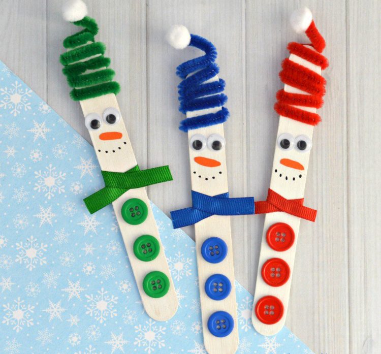 basteln Januar mit Kindern im Winter DIY Idee für Eismänner aus Eisstielen und Preifenreinigern und Knöpfen