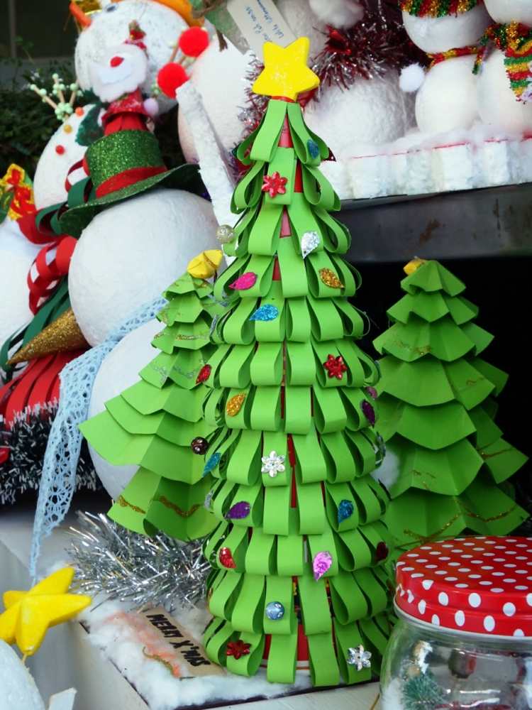 basteln mit papier zu weihnachten weihnachtsbaum papierstreifen idee einfach kegel