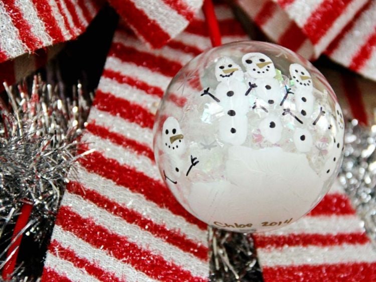 weihnachtskugeln basteln mit kindern schneemänner handabdruck deko