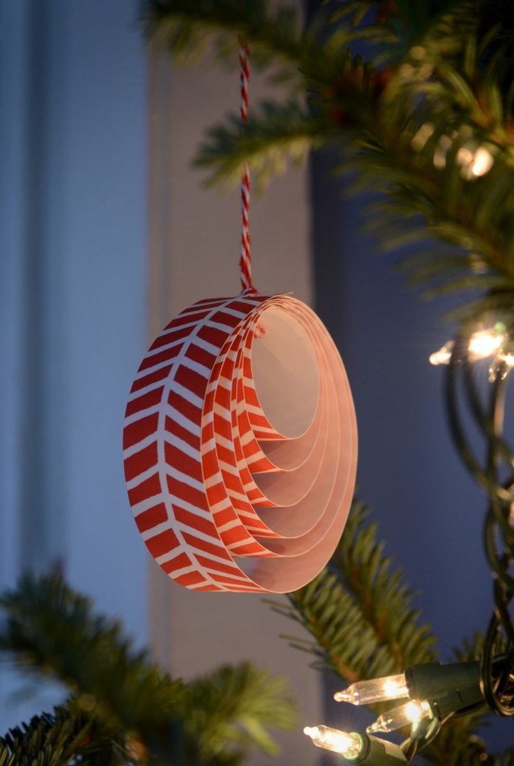 basteln weihnachten papier weihnachtsbaumschmuck papierstreifen kreise tannenbaum dekorieren
