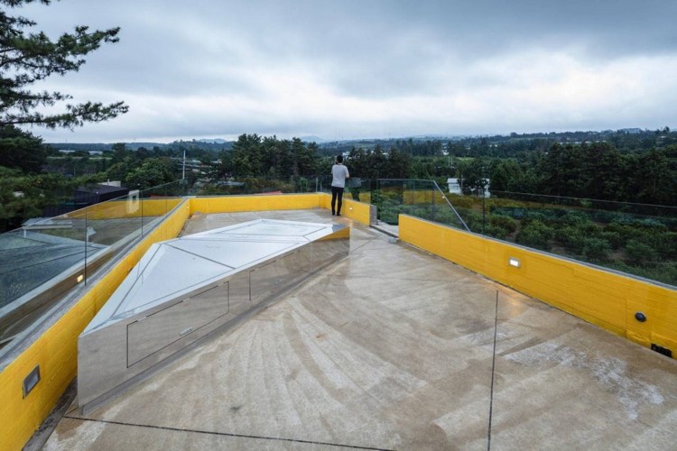 betonhaus terrasse glasgeländer akzente gelb