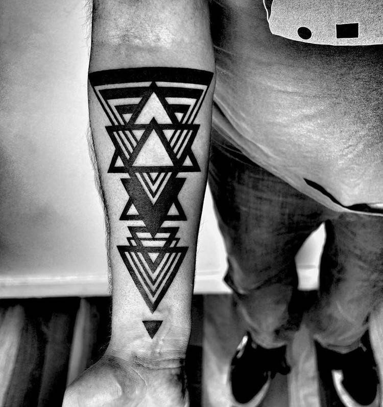 blackwork tattoo männer unterarm geometrie dreiecke