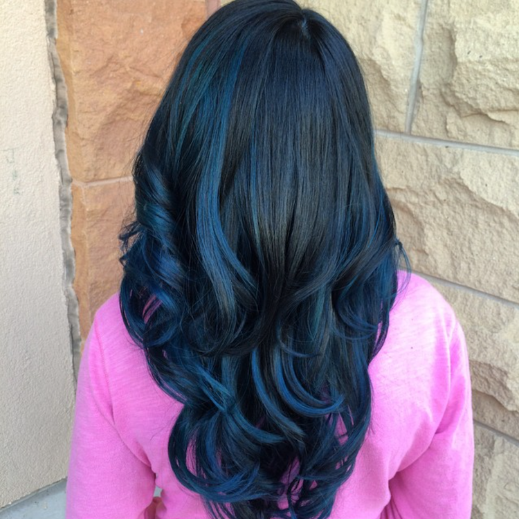 blaue haare ozean haarfarben trend dunkel brünette strähnen