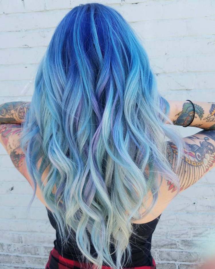 blaue haare ozean haarfarben trend hell strähnen blond